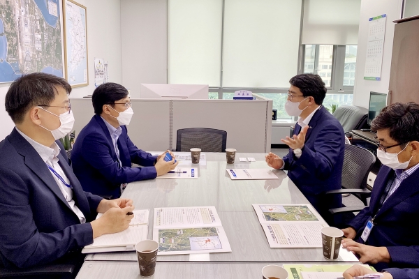 맹정호 서산시장이 7일 국토부를 방문해 주종완 공항정책관을 만나 서산공항의 당위성과 필요성을 설명하는 모습