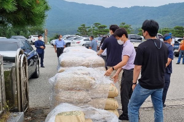 지난 7일 농업기술센터에서 보급할 그린콜2호를 트럭에 싣는 모습