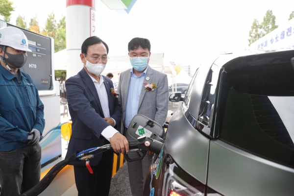 수소차 충전을 하고 있는 박상돈 시장