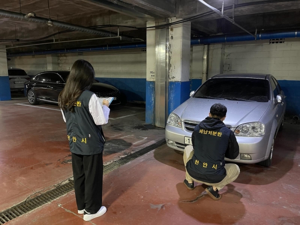 천안시 관계자가 체납차량 번호판 영치를 하고 있는 모습