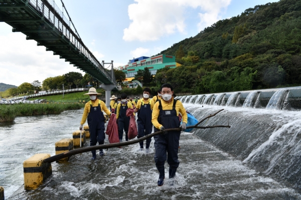 뿌리공원 만성교 하천을 중심으로 환경정화 활동을 펼치는 박용갑 중구청장과 중구청 공무원
