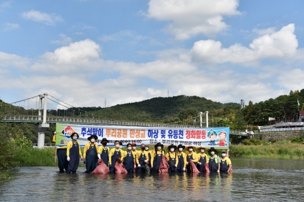 뿌리공원 만성교 하천을 중심으로 환경정화 활동을 펼치는 박용갑 중구청장과 중구청 공무원