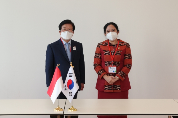 박병석 국회의장은 푸안 마하라니 인도네시아 하원의장과 양자회담을 진행했다.