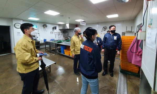 이성기 총장(사진 왼쪽에서 두 번째)이 학생식당 조리시설의 안전점검을 진행하는 모습