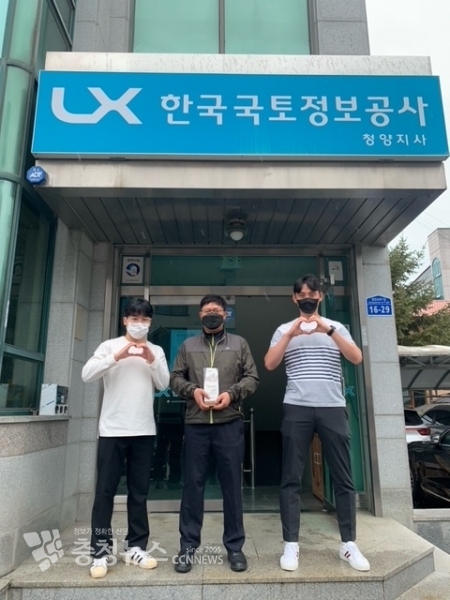 LX 대전세종충남지역본부가 청양지사 이기영 팀장, 박영덕 주임, 이지석 사원을 이달의 친절대세남으로 선정했다.(사진=LX 제공)