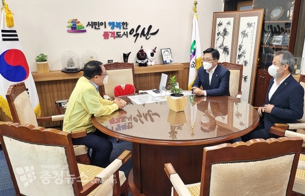 한국농수산식품유통공사 김춘진 사장(가운데), 정헌율 익산시장(왼쪽 첫번째)