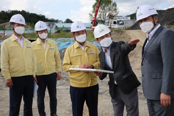 서천군 신청사 기초보강 공사현장을 찾은 노박래 군수 모습