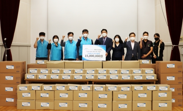 한국수자원공사 정경윤 기획부문이사(사진 가운데 왼쪽) 등 임직원들이 대전시 대덕구노인종합복지관에 식료품 및 방역 물품으로 구성된 ‘코로나19 극복 키트’ 전달