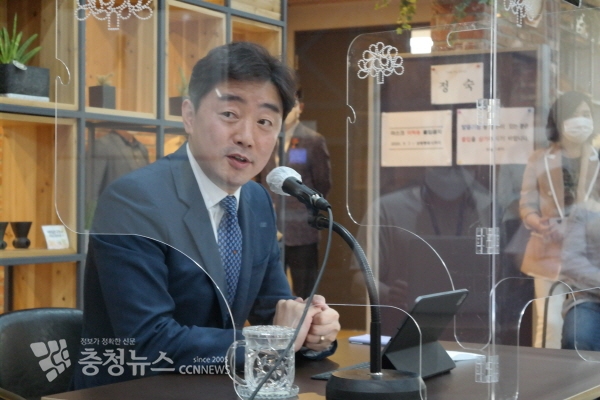 강훈식 더불어민주당 충남도당 위원장이 9일 도청 프레스센터에서 도지사 출마 의지를 내비쳤다.