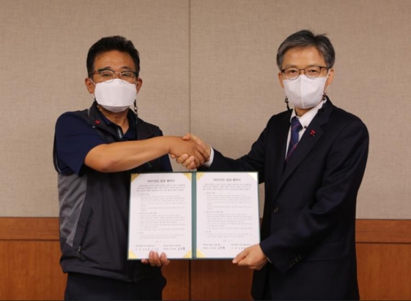 9일 오후, 대전도시철도공사 노사가 올해 임금협약(사진 오른쪽 김경철 사장, 사진 왼쪽 김중철 노동조합위원장)을 체결 모습