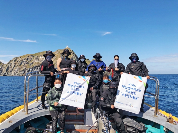 KT&G는 해양 정화활동 추진 등 다양한 생태계 보호 프로젝트를 진행하고 있다. 사진은 협력기관 ‘팀부스터’가 부산‧경남지역 일대에서 수중 정화활동을 펼치고 있는 모습