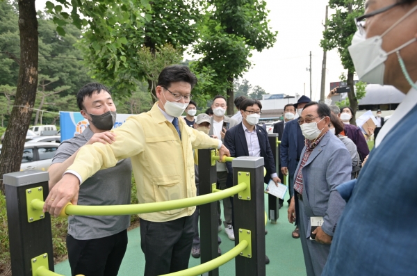 지난 6월 전국 최초로 조성한 ‘어르신 놀이터’ 개장 모습