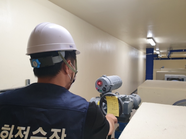 상수도시설물 안전점검 하는 장면