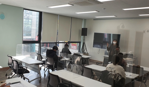 천안시청소년지원센터 꿈드림 검정고시 대비반 청소년들이 수업을 듣고 있다.