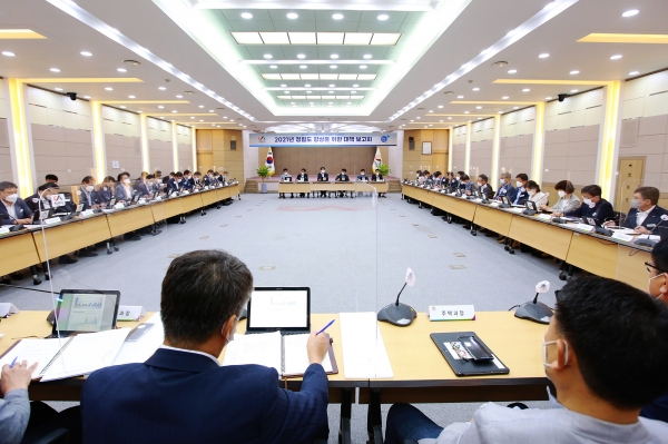 맹정호 서산시장이 13일 시청 대회의실에서 열린 확대간부회의를 주재하는 모습