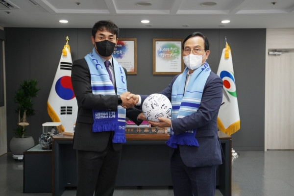 김태영 감독 2년 연장 계약식 모습