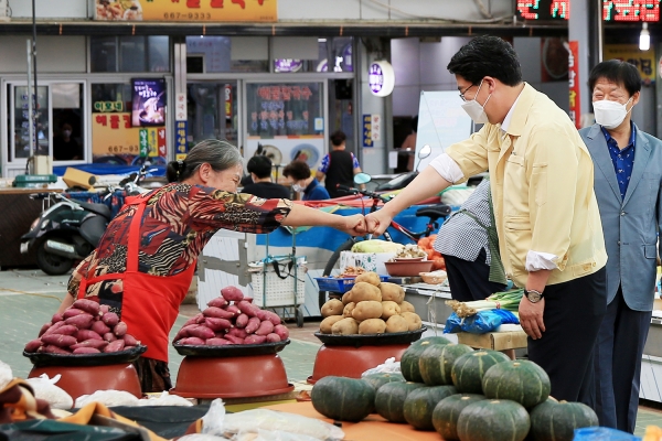 맹정호 서산시장이 14일 서산동부전통시장에서 상인과 주먹을 마주하며 격려하는 모습