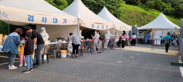 이순신종합운동장 선별진료소에서 무료 검사를 받는 모습