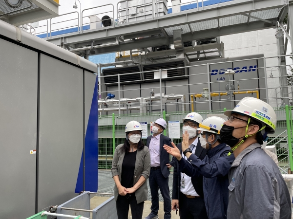 화성 연료전지발전소 현장에서 서부발전 담당자가 중소기업 관계자들에게 국산화 대상설비에 대해 설명하고 있는 모습