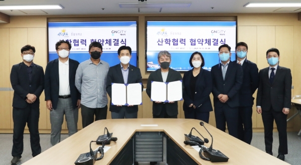 한밭대학교는 13일 교내에서 CNCITY에너지와 대학·지역 공유협력 기반의 산학협력 활성화를 위한 업무협력 협약을 체결했다.(왼쪽에서 네 번째부터 한밭대 최병욱 총장, CNCITY 황인규 회장)