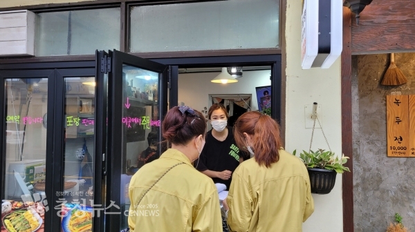 예산군 공무원으로 구성된 긴급점검반이 방역수칙 준수여부를 확인하고 있다