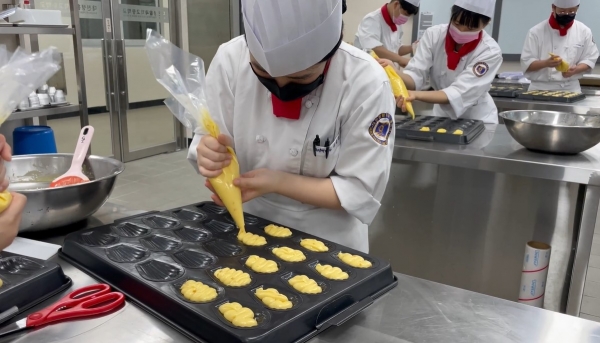 대전생활과학고 학생 120명이 만든 사랑과 존경이 담긴 빵과 케익 국가유공자분들에게 전달 예정