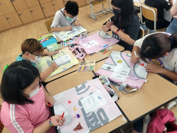 농어촌공사가 제작한 업사이클링 에코백으로 지역 초등학교 학생들이 환경 체험 활동을 하고 있다
