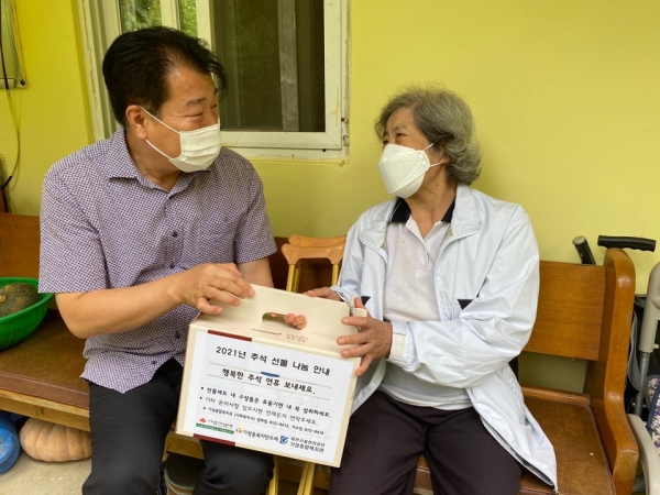 추석 선물을 전달하는 기성종합복지관장