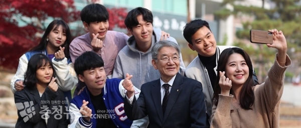 학생들과 함께하는 백웅기총장