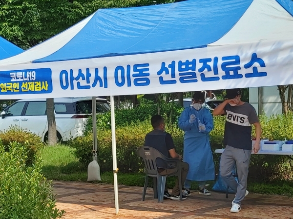 외국인 근로자가 이동 선별진료소에서 검사받고 있는 장면