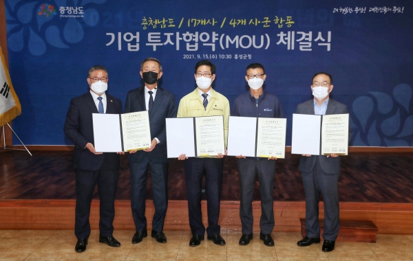 충남도지사를 중심으로 왼쪽  ㈜태산로테이트먼트 이재옥 대표,  오른쪽 신의페트라㈜ 최병언 대표, 맨 오른쪽 당진시 한광현 경제환경국장