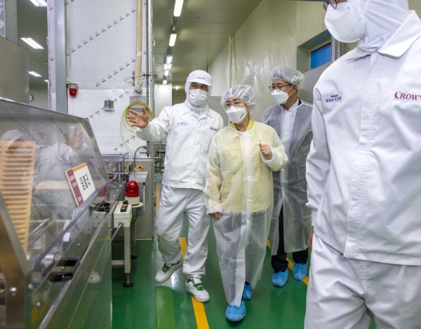 박정현 대덕구청장, ㈜크라운제과 대전공장 방문 애로사항 청취 모습