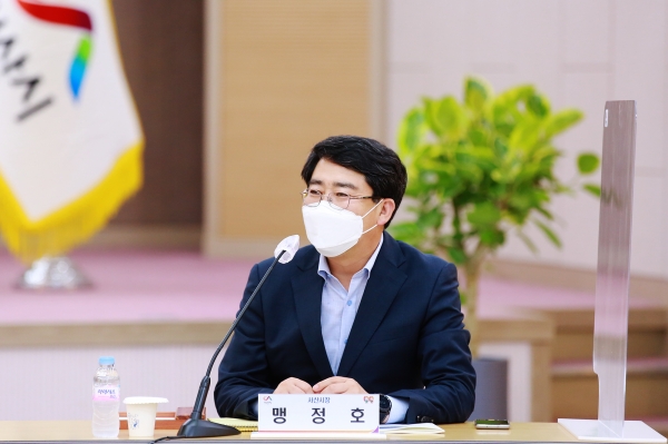 맹정호 서산시장이 16일 시청 대회의실에서 열린 도의원 초청 간담회에서 소통하는 모습