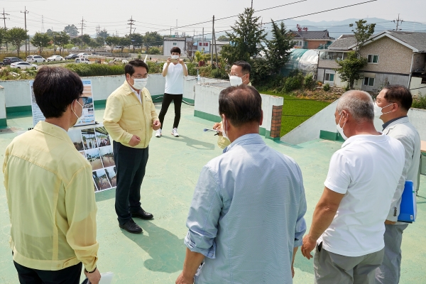 지난 7. 1 곡교·석정지구 풍수해생활권 종합정비 사업지구 방문 지역주민과  대화하는 장면