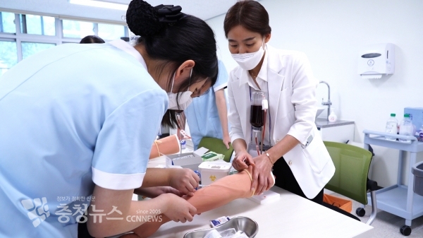 세종 중학생들이 세종장영실고를 찾아 보건간호를 체험해보고 있다.