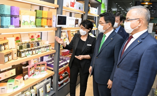 용산역 찬들마루 매장 방문 모습    * 한국농수산식품유통공사 김춘진 사장 김춘진(좌측2번째), 코레일유통 조형익 대표이사(우측1번째)