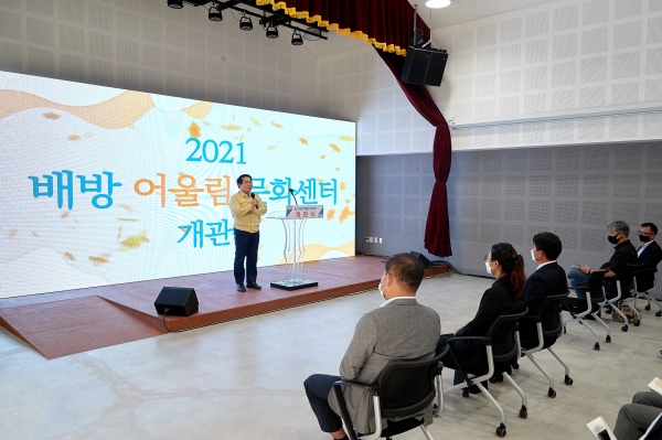 오세현 시장이 배방어울림센터 개관식에서 인사말을 건네고 있다