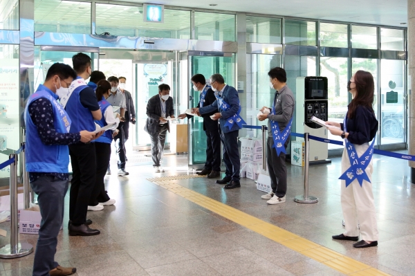 아산시의회 의장, 노조위원장 및 감사위원회 직원이 출근직원들에게 홍보물을 전달하고 있는 장면