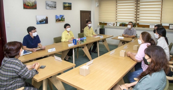 박정현 대덕구청장이 그루경영체 주민들의 의견을 청취하고 있다