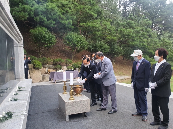박상돈 천안시장이 22일 보훈단체장과 천안인의 상을 참배하고 있다.