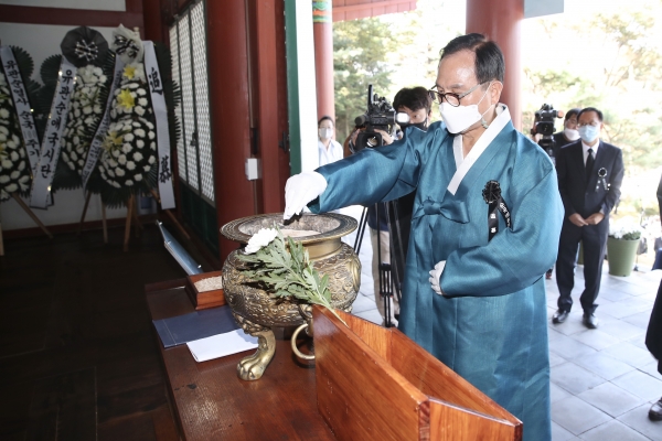 박상돈 천안시장이 지난해 유관순열사 순국 100주기 추모제에 참여한 모습
