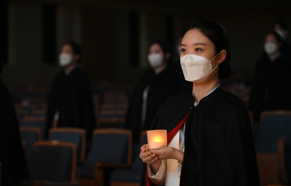 백석대 간호학과 제11회 나이팅게일 선서식에서 재학생이 촛불을 들고 있다
