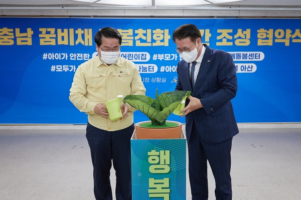 오세현 시장과 정석완 사장이 새싹에 물을 주고 있는 모습