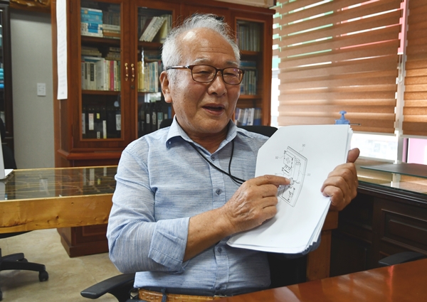 비상계단 대피구조 방화도어에 대해 설명하는 이복상 씨