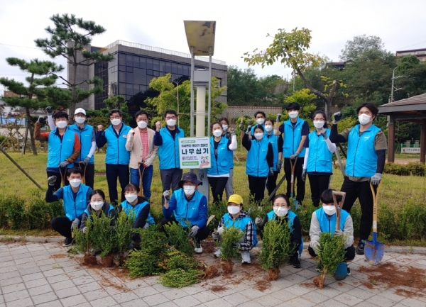 당진제철소 가족봉사단 ‘해피프리즘’ 안섬친수공원 가꾸기 봉사활동 모습