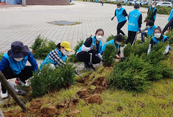 당진제철소 가족봉사단 ‘해피프리즘’이 안섬친수공원 가꾸기 봉사활동 모습