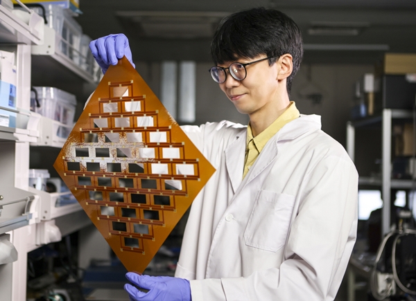 한국기계연구원 나노역학장비연구실 장봉균 박사가 신축성 뱀 비늘형 배터리를 제작하기 위한 전극 구조의 상태를 확인하고 있다.