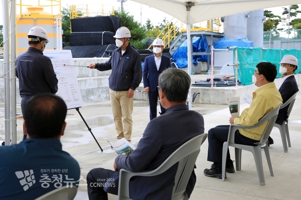 맹정호 서산시장이 지난 28일 산폐장 공사현장에서 공사 진행현황을 브리핑 받고 있는 모습.