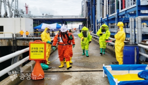 태안해경 등 훈련 관계자들이 방제 보호복을 착용하고 유해화학물질 유출사고 현장 통제 및 대응훈련에 나서고 있다.