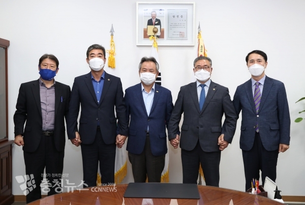 충남도의회 김명선 의장이 10일 이기흥 대한체육회 회장을 만나 대한체육회 내포 이전을 건의 했다.